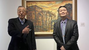 前總統府資政廖了以(左)今日參加莊明中(右)個展開幕式,並在省展入選作品《柳川夕照》前合影