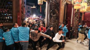 農曆除夕夜，大甲鎮瀾宮一年一度的「搶頭香」活動於深夜熱烈展開