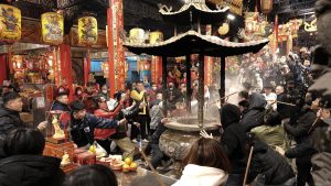 隨著新年的到來，大甲鎮瀾宮香火鼎盛，許多信眾特地前來參拜，祈求新年順遂。