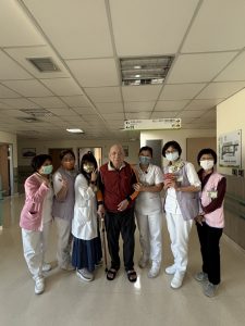 紅包與年菜象徵著團圓與祝福，也希望長輩們能在這裡度過一個暖心的春節。