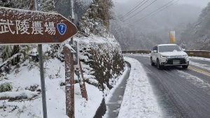 警方提醒，前往勝光派出所至思源埡口路段的車輛，必須加掛雪鏈才能通行