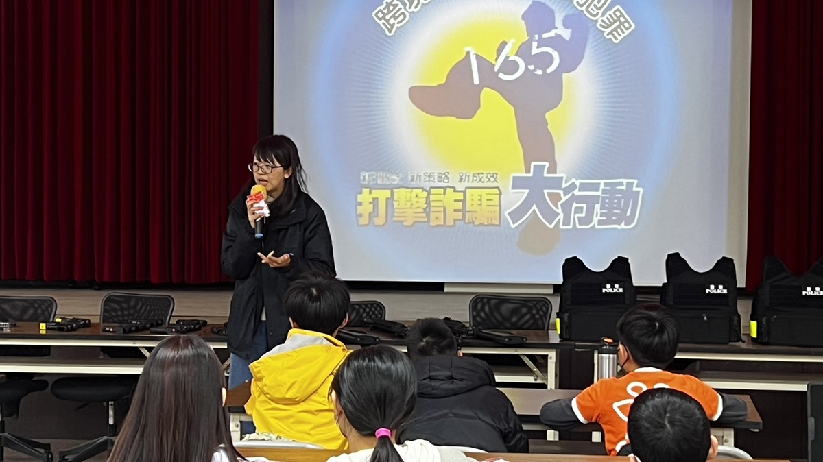 孩子們對於能夠穿戴警用裝備感到興奮，紛紛驚呼「警察好帥！