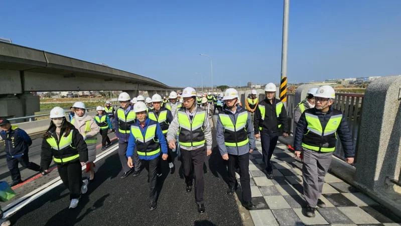 市長張善政親率市府相關單位成員探視「航空城」工程。