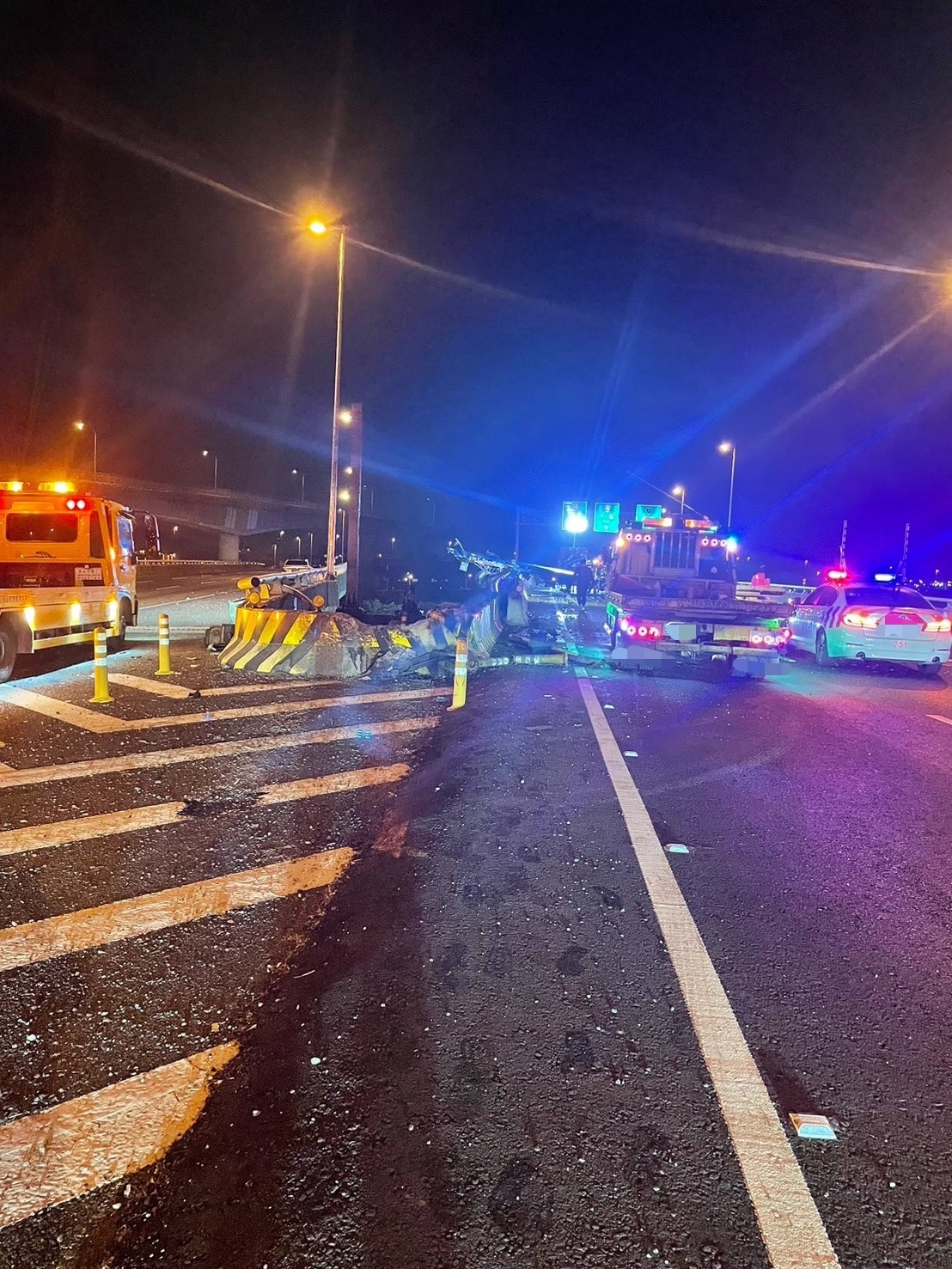 國3凌晨發生聯結拖板車自撞分隔島連環車禍 當場造成一死一重傷 - 青傳媒