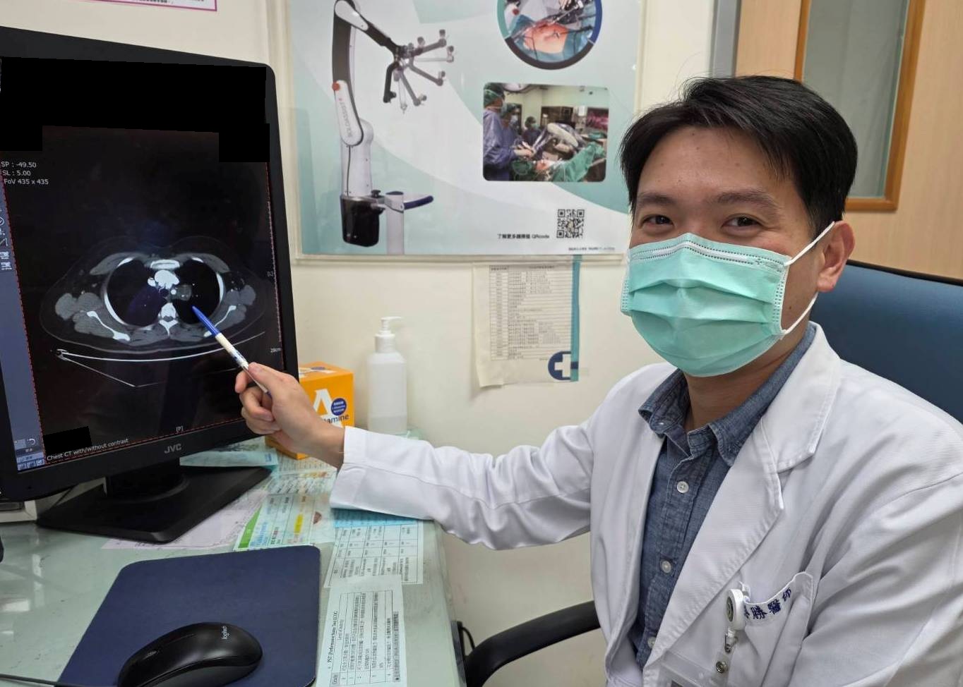 楊絡勝醫師表示,病人接受單孔胸腔鏡手術後,順利恢復並持續門診追蹤。並提醒民眾,若出現長期胸悶咳嗽、呼吸喘等症狀,務必及早就醫。(圖/大千醫院提供)