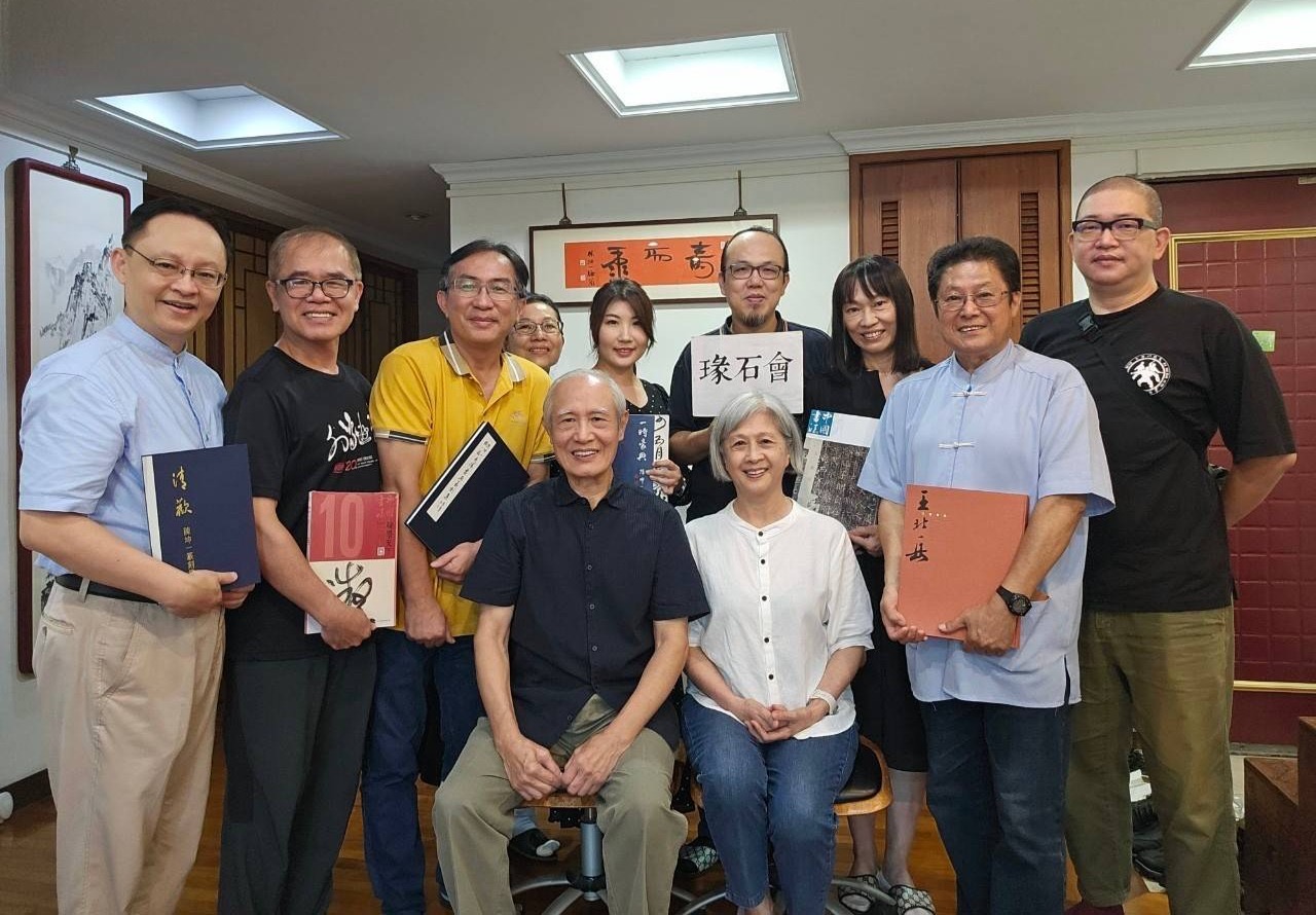 「瑑石會」成員來自不同領域的文化愛好者，以十年時間用文字與鏡頭記錄台灣書畫篆刻界的時代身影。