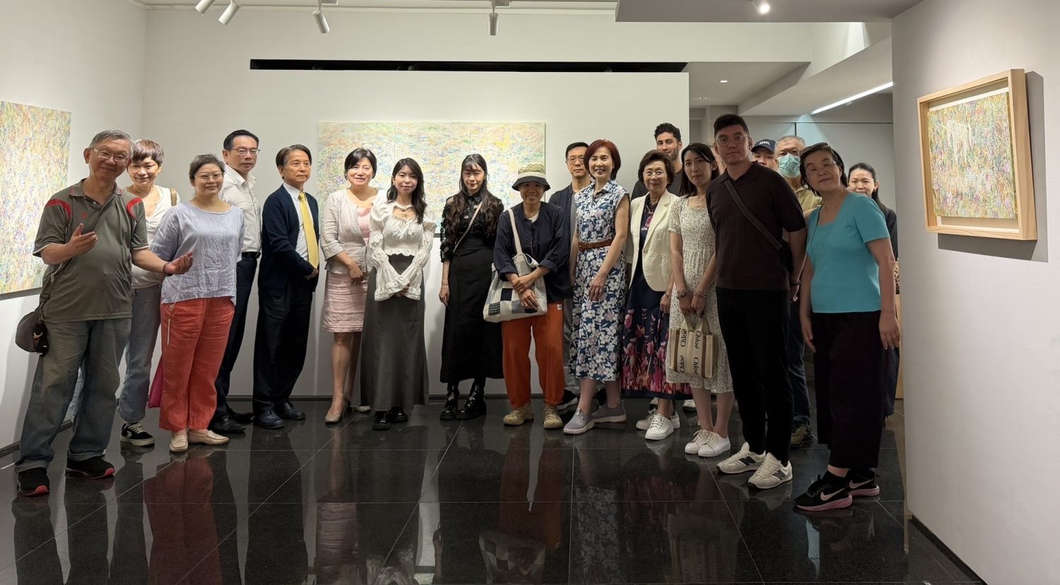 《吟遊於母星之間》開幕現場，藝術家曾詩涵與嘉賓合影，共同見證一場關於生命、自然與心靈探索的藝術旅程。