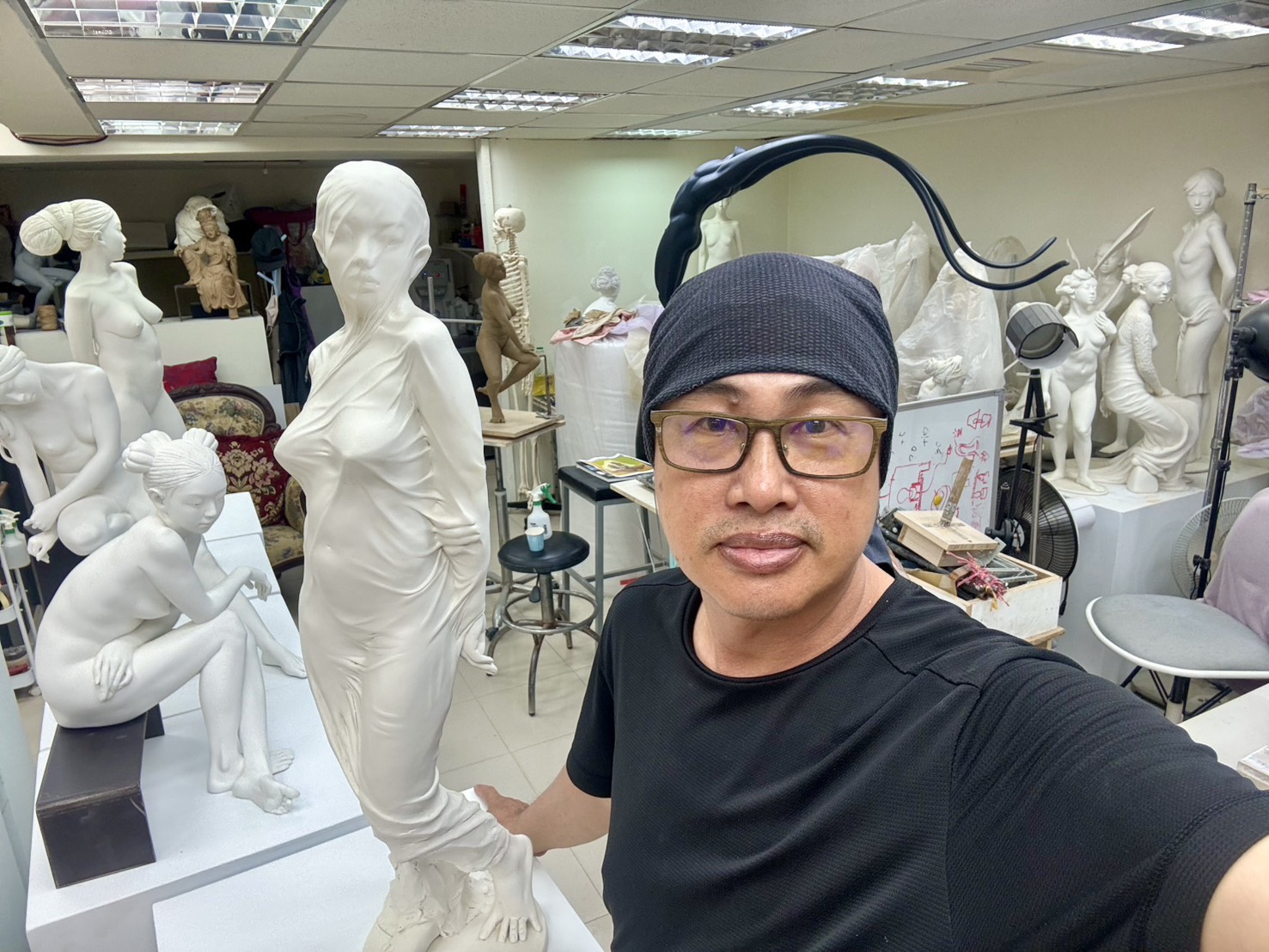 龔慈民於工作室與人體藝術雕塑作品合影