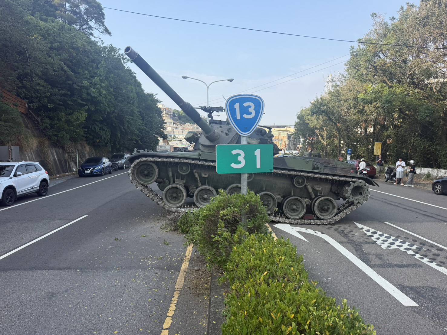 戰車自撞分隔島之事故