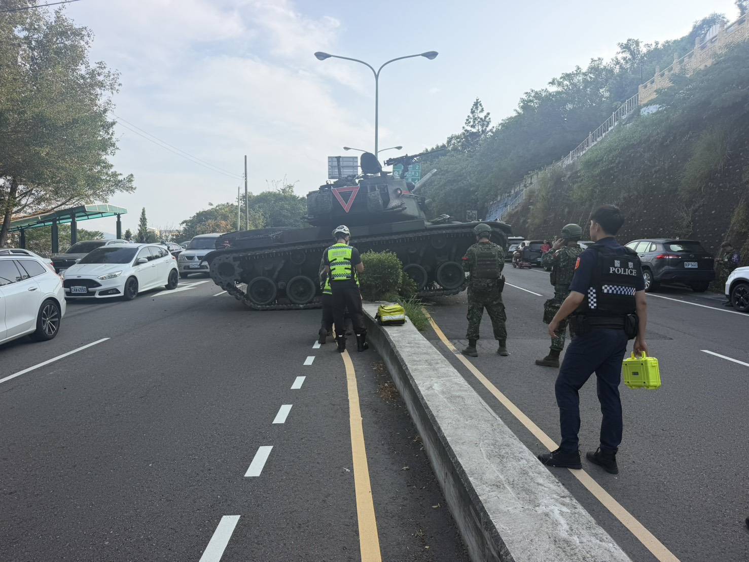 戰車自撞分隔島之事故，苗栗縣警察局苗栗分局南苗派出所獲報立即到場協助管制疏導交通（圖／苗栗縣警察局苗栗分局提供）